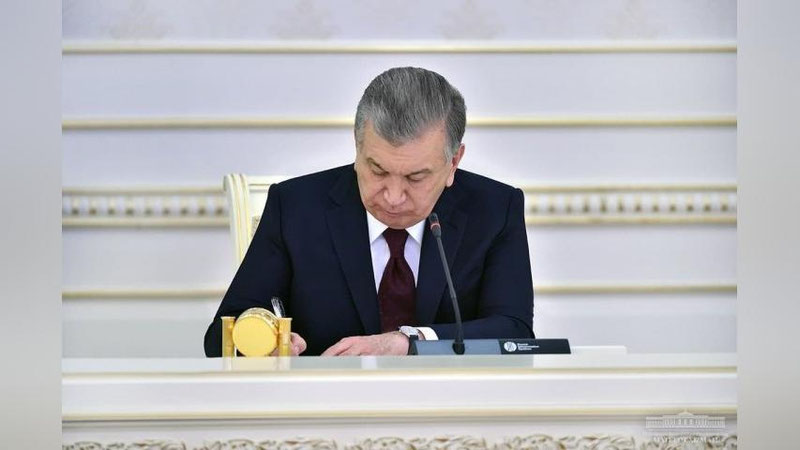 'Мирзиёев "Ўқитувчи ва мураббийлар куни" муносабати билан бир гуруҳ соҳа ходимларни мукофотлади'ning rasmi