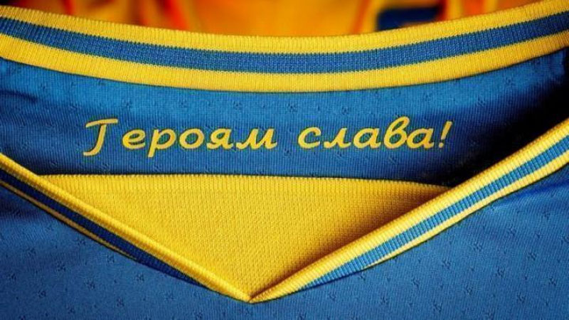 'Ukraina Evro-2020 uchun taqdim etgan milliy libosi noroziliklarni keltirib chiqardi. UEFA libosdagi shiorni olib tashlashni talab qilmoqda'ning rasmi