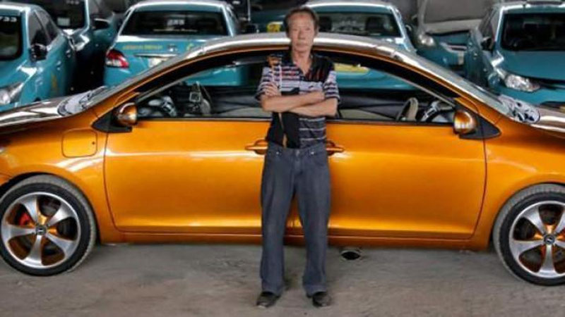 Изрображение 'ИНДОНЕЗИЕЦ СМАСТЕРИЛ ДВУХСТОРОННИЙ АВТОМОБИЛЬ (ВИДЕО)'