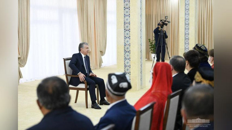 'Shavkat Mirziyoev Navoiyda viloyatdagi milliy madaniy markazlar vakillari bilan uchrashdi'ning rasmi