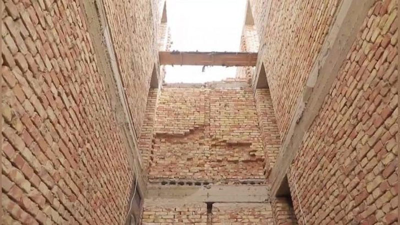 'Qoraqalpog`istonda qurilayotgan 5 qavatli uyning zinapoyasi qulab tushdi'ning rasmi