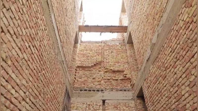 'Qoraqalpog`istonda qurilayotgan 5 qavatli uyning zinapoyasi qulab tushdi'ning rasmi