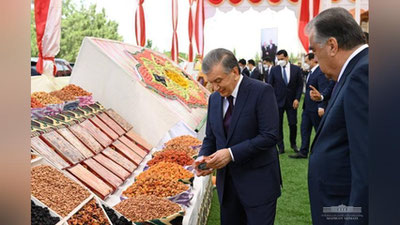 'Shavkat Mirziyoev va Emomali Rahmon Tojikistondagi “Vaxdati millat” bog`iga tashrif buyurdi.'ning rasmi