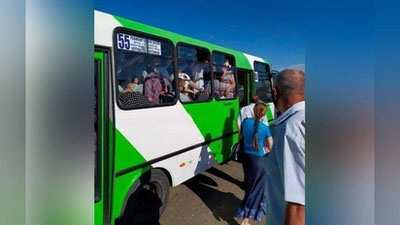 'Avtobus salonlarida yo`lovchilar 2 metr masofani saqlashlari shart'ning rasmi
