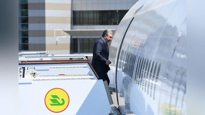 'Prezident Buxoro hokimi xotirasiga bag`ishlangan ta`ziya marosimida ishtirok etish uchun Buxoroga jo`nab ketdi'ning rasmi