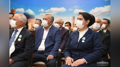 '"Xalq dardini rahbarlarga lo`nda qilib qo`ysa. Hamma masala avvalo mahallada hal bo`lsagina odamlar rozi bo`ladi", – Shavkat Mirziyoev'ning rasmi