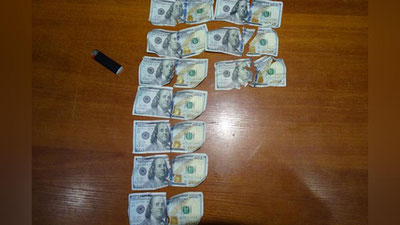 '1000 AQSh dollarini yirtib, sochib yuborgan shaxs qo`lga olindi'ning rasmi