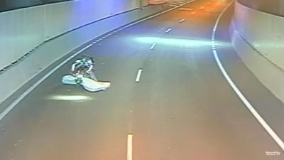 Изрображение 'КУРЬЕЗНОЕ ДТП: МОТОЦИКЛИСТА СБИЛ МАТРАС (ВИДЕО)'