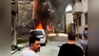 'Turkiyada samolyot uylar orasiga quladi'ning rasmi