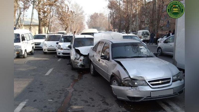 'Toshkentda masofa saqlamaslik oqibatida 5 ta avtomobil to`qnashdi'ning rasmi