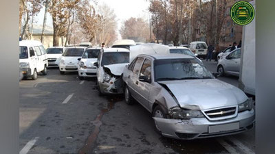 'Toshkentda masofa saqlamaslik oqibatida 5 ta avtomobil to`qnashdi'ning rasmi