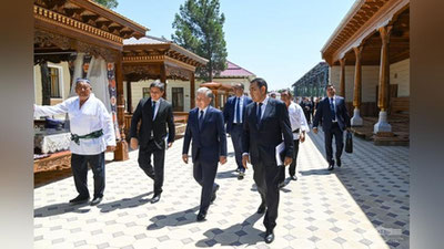 'Президент Фарғона вилоятидаги “Уста Юсуфжон наққош” оилавий корхонасида бўлди'ning rasmi