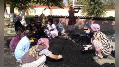 'Samarqandda bog`cha tarbiyachilari sifatsiz ko`mirdan briket (tappi) tayyorlayotganiga izoh berildi'ning rasmi