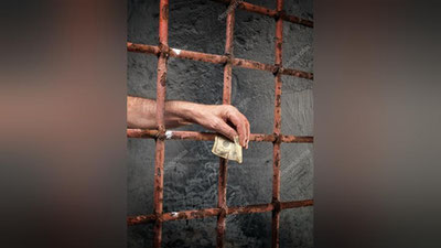 'Qoraqalpog`istoda mahkum ishlamaslik uchun qamoqxona xodimiga pora berayotganida ushlandi'ning rasmi