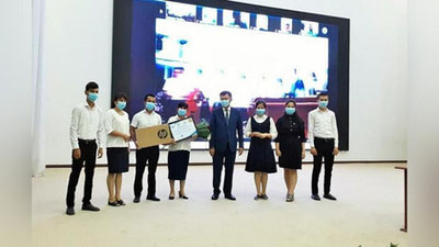 'Erkinjon Turdimov «Eng yaxshi kitobxon maktab»ga 100 million so`m topshirdi'ning rasmi