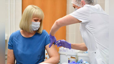 'Buyuk Britaniyada "Covid-19"ga qarshi ommaviy emlash boshlandi'ning rasmi