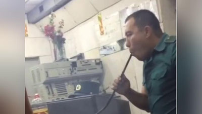 'IIO xodimlari xizmat vaqtida chilim chekib o`tirgan video tarqaldi'ning rasmi