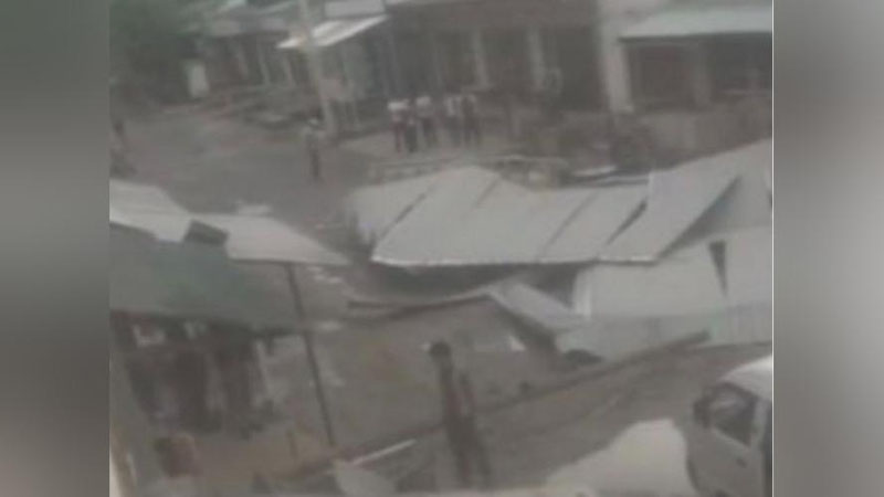 'Andijonda kuchli shamol oqibatida binoning tomi uchib ketdi'ning rasmi