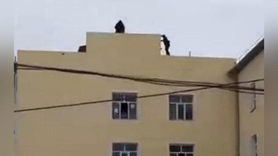 'Xorazmda fuqaro o`zini baland bino tomidan tashlamoqchi bo`ldi'ning rasmi