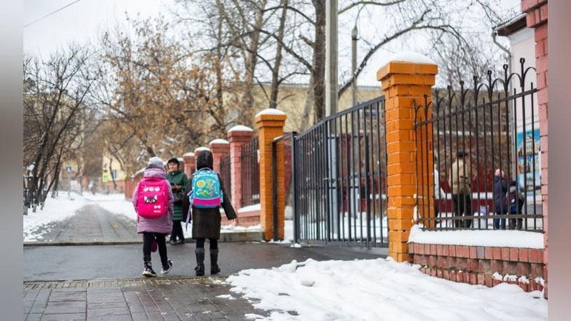 'Toshkentda ota-onalardan farzandlarini o`zlari maktabga olib borib, kelishlari so`ralmoqda'ning rasmi