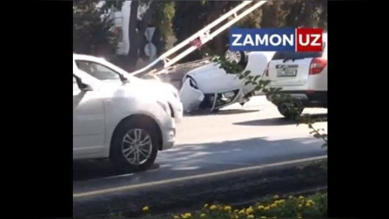 Изрображение 'ДТП в Ташкенте: от сильного удара "Кобальт" перевернулся и снес фонарный столб (видео)'
