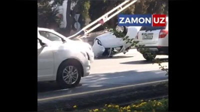 Изрображение 'ДТП в Ташкенте: от сильного удара "Кобальт" перевернулся и снес фонарный столб (видео)'