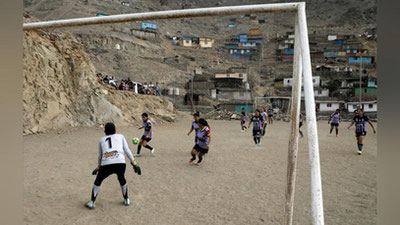 'Покистонда футбол ўйнаётган аёллар, парадга ташриф буюрган Миддлтон, Хитойда коронавирус авж олди — 17 март суратлари'ning rasmi