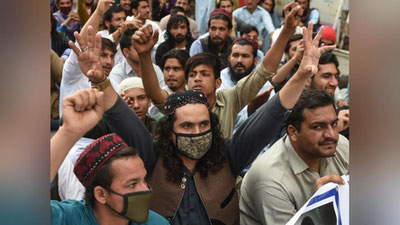 'Pokistonda o`n minglab odamlar namoyishga chiqdi. Ular Bosh Vazirning iste`fosini talab qilishmoqda'ning rasmi