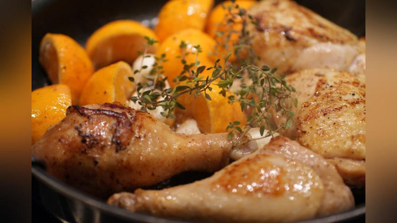 Изрображение 'РЕЦЕПТ К НОВОМУ ГОДУ: ЗАПЕЧЕННАЯ КУРИЦА С МАНДАРИНАМИ'