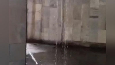 '“Buyuk Ipak Yo`li” metrosiga olib boruvchi er osti yo`lagining tepa qismidan suv oqyapti. Rasmiylar holatga izoh berdi'ning rasmi