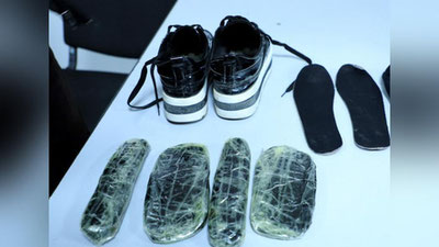 Изрображение 'Таможенники на границе с Кыргызстаном задержали женщину с гашишем в кроссовках'