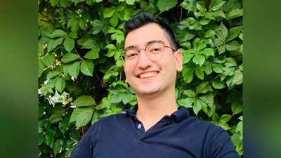 'ЛГБТ тарғибочилигида айбланган Бозоров суди бўлиб ўтди. Унга ПЗР-тест маълумотномаси бўлмаган ОАВ вакиллари кира олмади'ning rasmi