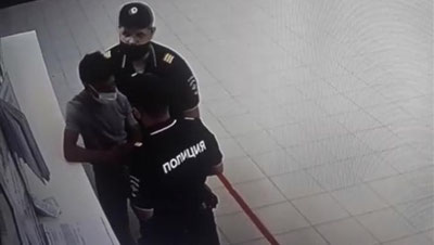 'Rossiyada o`zbekistonlikni do`pposlagan polisiyachilarga nisbatan jinoiy ish ochildi'ning rasmi