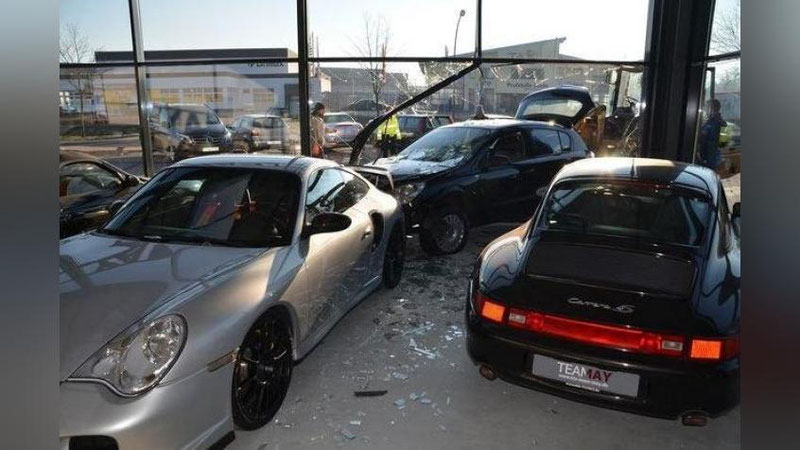 Изрображение 'Со всего маху: водитель въехал в автосалон Porsche'