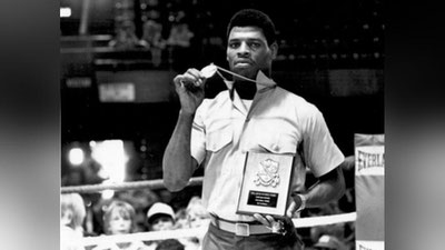 'Boks afsonalaridan biri vafot etdi. U Muhammad Alini mag`lub etgan edi'ning rasmi