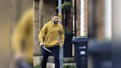 Изрображение 'Мужчина с мечом напал на прохожих в Лондоне: его противостояние с полицией попало на видео'
