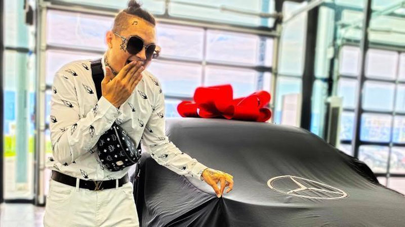 'Ўзбекистонлик йигит россиялик репернинг "Mercedes-Benz"ини ютиб олди'ning rasmi