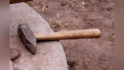 Изрображение 'Житель Кашкадарьи оскорбил мать за нежелание переписать имущество и получил молотком по голове'