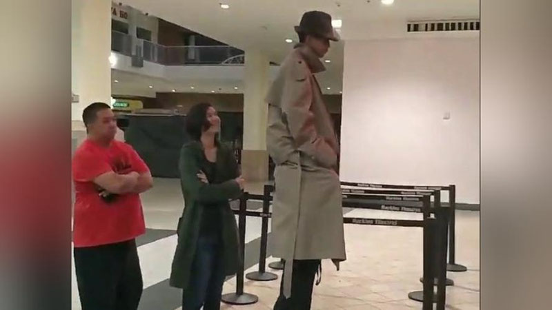 Изрображение 'ТРЕХМЕТРОВЫЙ ПАРЕНЬ СМУТИЛ ПОСЕТИТЕЛЕЙ КИНОТЕАТРА (ВИДЕО)'