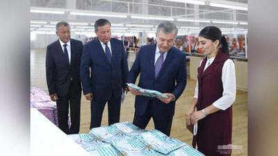 Изрображение 'ШАВКАТ МИРЗИЁЕВ ПОБЫВАЛ НА ШВЕЙНОМ ПРЕДПРИЯТИИ В ХАНАБАДЕ (ФОТО)'