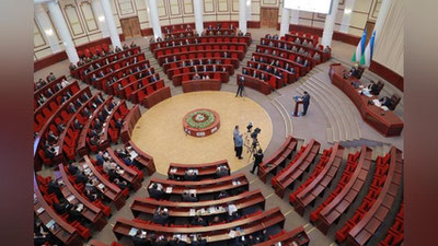 'Deputatlar yangi Qonun loyihasini ma`qullashdi. "Adolat" partiyasi esa o`z pozisiyada qoldi'ning rasmi