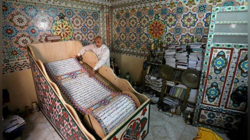 Изрображение 'ХУДОЖНИК ИЗ ЕГИПТА ПЕРЕПИСАЛ КОРАН НА 700-МЕТРОВОМ РУЛОНЕ БУМАГИ (ФОТО)'