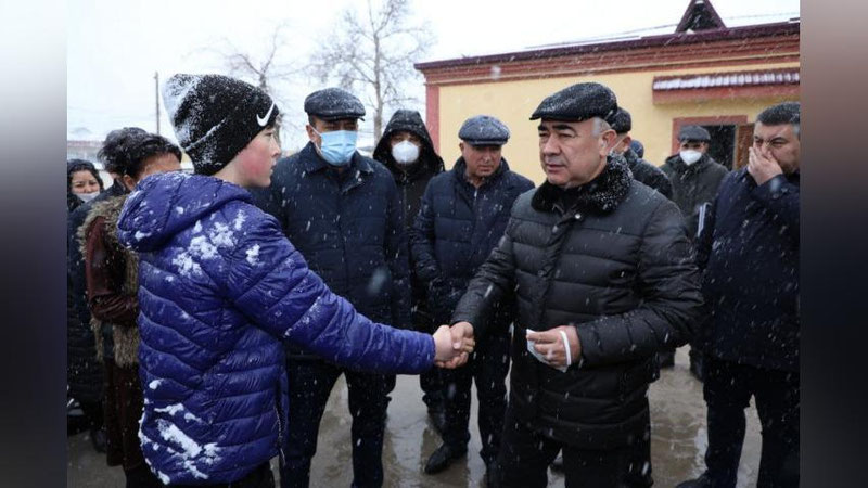 '"Уйимиз йўқ, ҳоким бува, сносга тушган"...     Зойир Мирзаев Олмалиқда эканлигини эшитган болакай унинг олдига етиб келди'ning rasmi