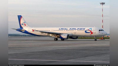 Изрображение 'Двух депортируемых граждан Узбекистана сняли с рейса из-за курения на борту'