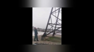 'Toshkentda eri bilan urishib qolgan ayol yuqori voltli  elektr uzatish ustuniga chiqib, joniga suiqasd qilmoqchi bo`ldi'ning rasmi