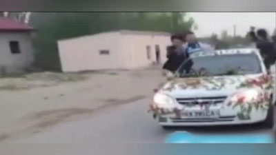 'Pastdarg`omliklar beligacha mashina oynasidan chiqib "ZAGS" nishonlashdi'ning rasmi