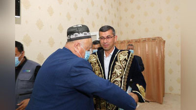 'Vazirlar Mahkamasi xodimi Qamashi tumaniga hokim bo`ldi, qamashiliklar eski hokimini  ko`zda yosh bilan kuzatdi (foto)'ning rasmi