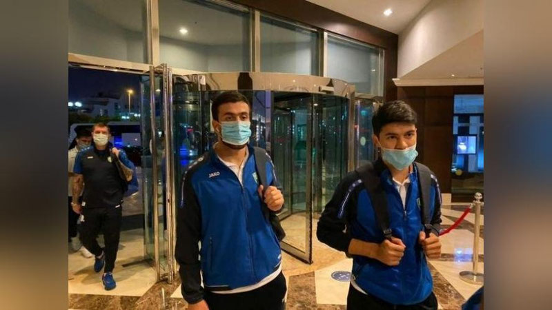 Изрображение 'Сборная Узбекистана по футболу прилетела в Эмираты'