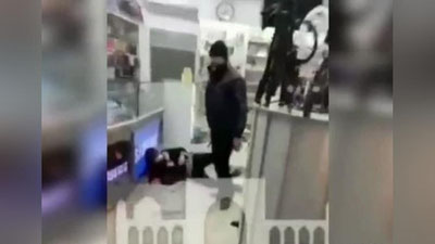 'Samarqanddagi savdo markazida erkak odamlar ko`z o`ngida xotini va uning o`ynashini pichoqlab o`ldirdi. Jinoyat ishi qo`zg`atilgan (video)'ning rasmi