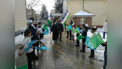'Andijonda sovuq kunda o`quvchilar ustki kiyimsiz bayroq hilpiratishga chiqarildi, Qoraqalpog`istonda esa talabalar madhiya aytishga majburlandimi?'ning rasmi